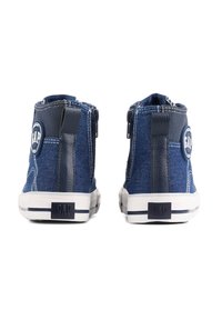 Zapatillas altas de denim azul con cierre de cremallera, suela blanca y parche del logo de GAP, con acentos de cuero azul oscuro y detalles de costura.