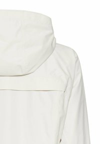 Weiße wasserdichte Jacke mit Kapuze, glatter Textur und einer horizontalen Naht über dem oberen Rücken. Einfaches, minimalistisches Design.
