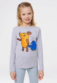 Grau langärmliges Shirt mit einem bunten Druckdesign von zwei Cartoon-Tieren: einer orangefarbenen Maus und einem blauen Elefanten.