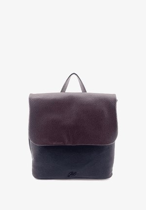 Zaino in pelle con patta pieghevole, caratterizzato da una parte superiore di colore bordeaux scuro con texture e una parte inferiore liscia nera. Include una maniglia superiore per il trasporto.