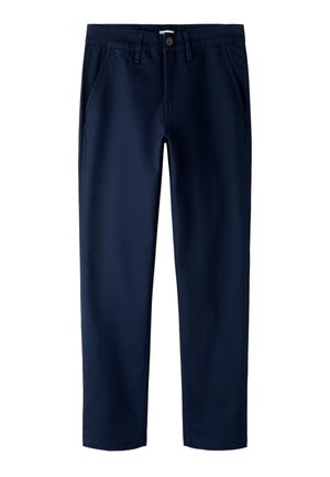 Marineblauwe katoenen chino's met een rechte pijpvorm, voorzakken, een ritssluiting en een enkele knoopsluiting. Gladde textuur, minimale details.