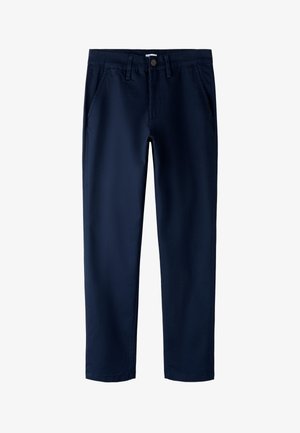 Marineblauwe katoenen chino's met een rechte pijpvorm, voorzakken, een ritssluiting en een enkele knoopsluiting. Gladde textuur, minimale details.