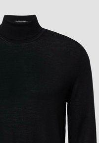 Czarny sweter z wełny merino z golfem, długimi rękawami, gładką teksturą i dopasowanym, wysokim kołnierzem na jednolitym jasnym tle.