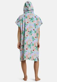 Poncho de toalla con capucha en un colorido estampado floral. Fabricado con un tejido suave y absorbente. Cuenta con mangas cortas y aberturas laterales para mayor comodidad al moverse.
