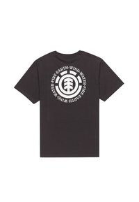 Zwarte katoenen T-shirt met een grote witte cirkelvormige grafiek met een boomsymbool en de tekst "Aarde, Vuur, Wind, Water" eromheen.