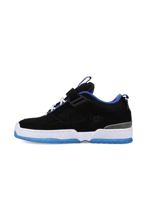Zwarte suède sneakers met meshpanelen, witte tussenzool en een blauwe rubberen zool. Voorzien van een band en vetersluiting, met contrasterende blauwe accenten.