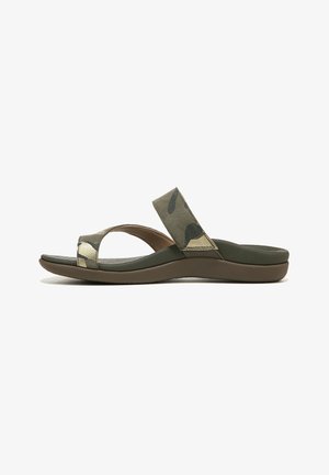 Groene camouflage sandalen met een brede band en een open te ontwerp, voorzien van een gevoerde zool en een textuur voetbed voor comfort.