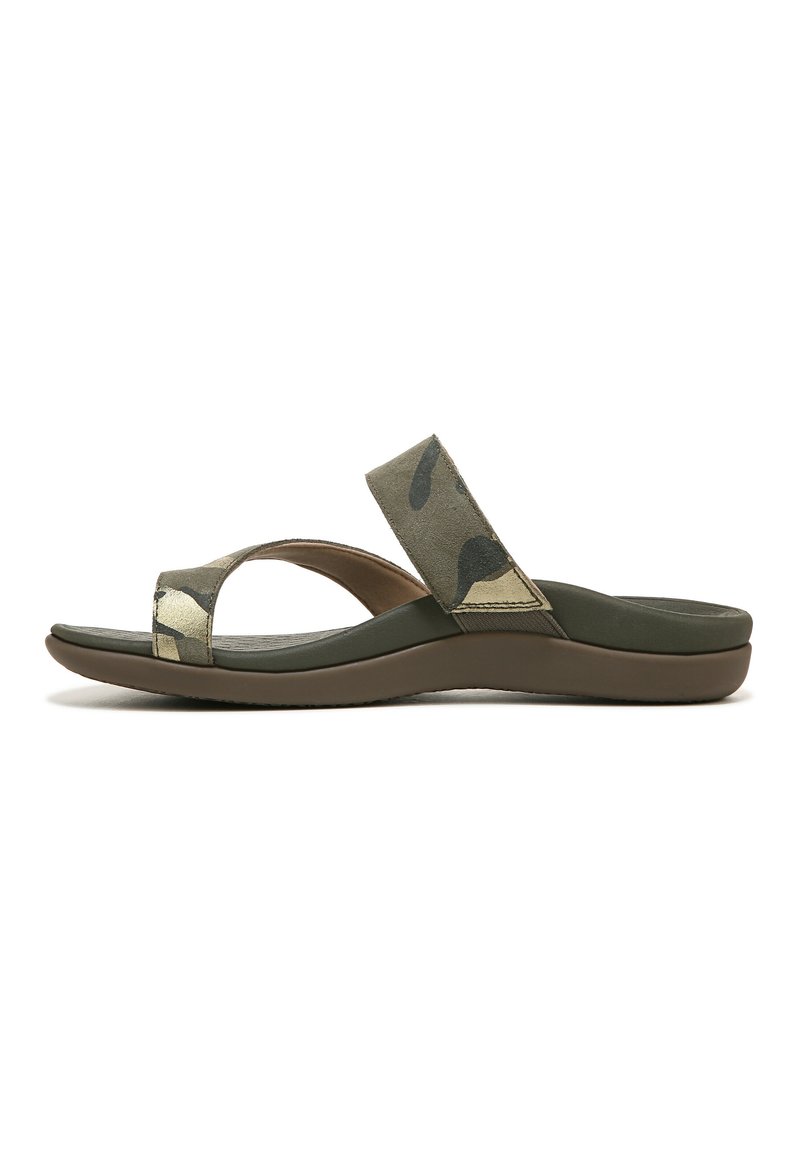 Groene camouflage sandalen met een brede band en een open te ontwerp, voorzien van een gevoerde zool en een textuur voetbed voor comfort.