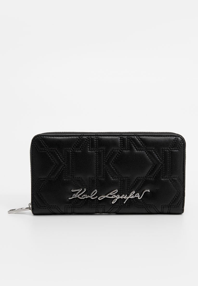 Czarna skórzana portmonetka z geometrycznym tłoczonym wzorem, srebrnym detalem z logo, zamknięciem na zamek błyskawiczny oraz smukłym, prostokątnym kształtem.