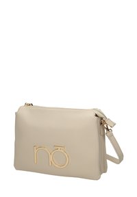 Borsa a tracolla in pelle beige con finitura texturizzata, hardware oro, dotata di chiusura con zip e tracolla removibile. Logo ben visibile.