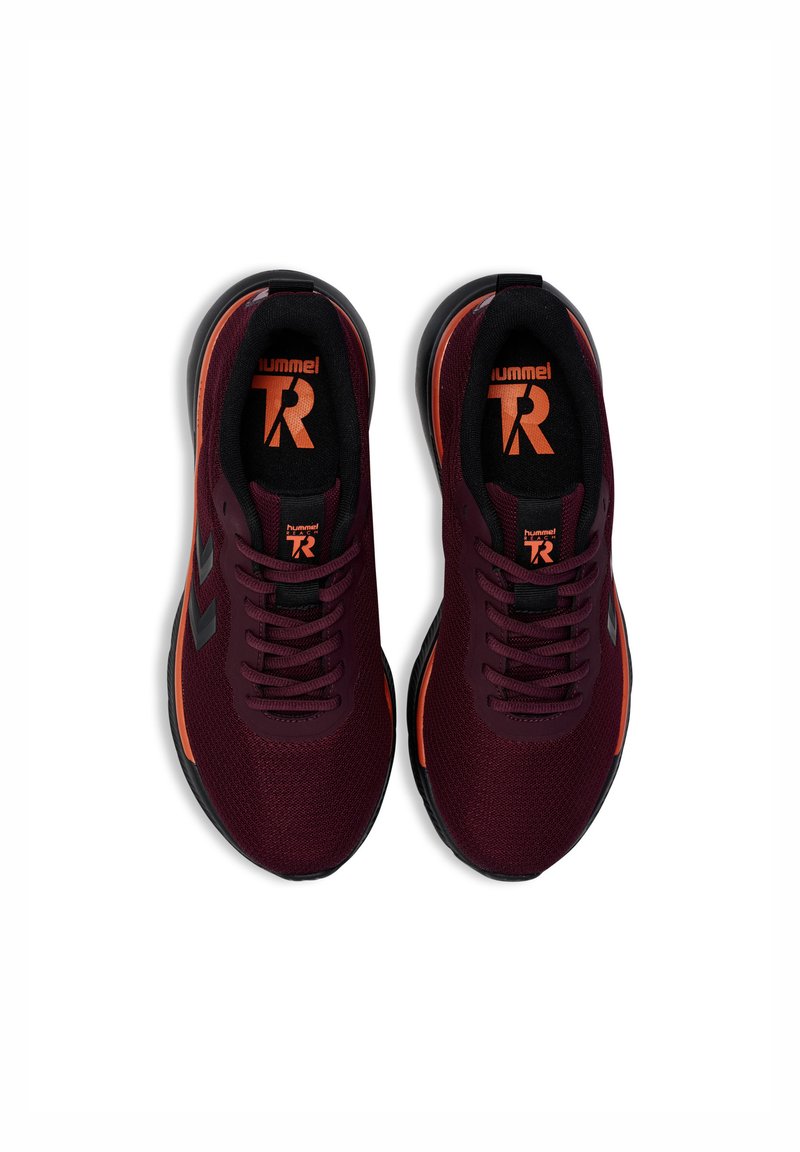 Zapatillas deportivas color burdeos con parte superior de malla texturizada, cordones negros y detalles en naranja. Cuenta con una suela negra y un logo en la lengüeta.