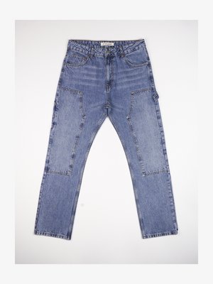 Jeans din denim albastru cu un design drept, având mai multe buzunare, cusături și o textură estompată. Talia are un inserție elastică.