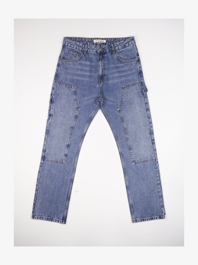 Jean en denim bleu avec une coupe droite, comportant plusieurs poches, coutures et une texture délavée. La taille a un insert élastique.