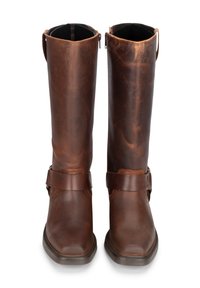 Botas de cuero marrón hasta la rodilla con una textura suave, cuentan con una correa con hebilla y tiradores en la parte superior. Diseño de punta cuadrada y suela plana.