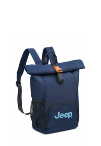 Zaino a cilindro blu navy con fibbia arancione, tasca laterale in rete e scomparto frontale con cerniera caratterizzato da un logo Jeep azzurro.