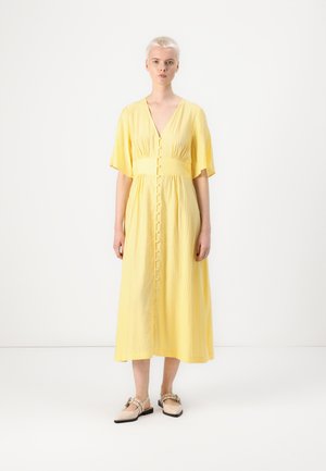 Robe midi jaune avec un col en V, des manches courtes évasées et un devant à boutons. Fabriquée en tissu texturé, elle présente une taille cintrée.