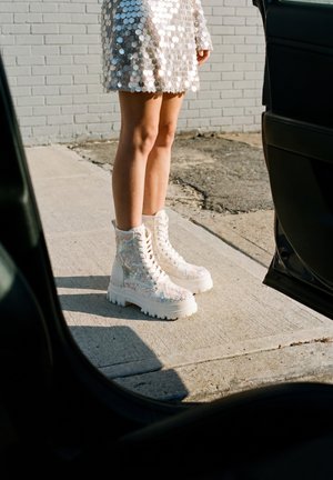 Buffalo, ASPHA RLD BLOOM - Plateaustøvletter - white