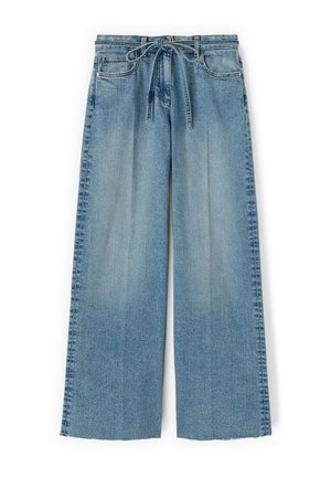 Lyseblå denimjeans med vid ben, et bundet stofbælte, forlommer og en falmet vaskeeffekt.