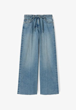 Vaqueros de mezclilla azul claro de pierna ancha con cinturón de tela anudado, bolsillos delanteros y un efecto de lavado desgastado.