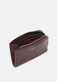 Portfel z bordowej skóry z zamknięciem na zamek błyskawiczny, wyposażony w wiele przegródek na karty oraz teksturowaną powierzchnię. Logo wytłoczone na przedniej stronie.