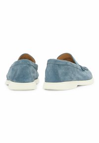Scarpe slip-on in suede blu con una texture liscia e suola in gomma leggera; presentano un tacco arrotondato e un design minimalista senza marchi visibili.