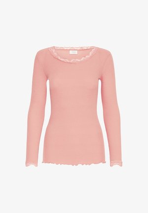 Světle růžový top s dlouhými rukávy, ribbovanou strukturou a zvlněným krajkovým lemem kolem výstřihu a manžet. Rovný lem na spodní části.