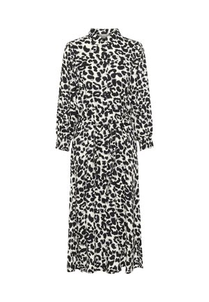 Luipaardprint jurk in zwart en wit, lange mouwen, knopen aan de voorkant, riem op de taille, lichtgewicht stof met een vloeiende silhouette.