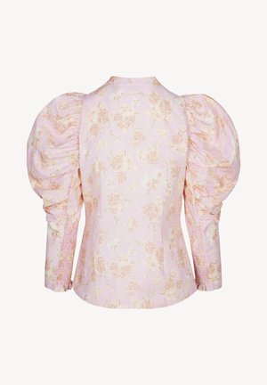 Roze bloemenblouse met volumineuze geplooide pofmouwen en gerimpelde manchetten, weergegeven van achteren op een witte achtergrond.