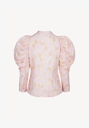 Roze bloemenblouse met volumineuze geplooide pofmouwen en gerimpelde manchetten, weergegeven van achteren op een witte achtergrond.