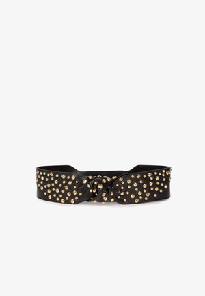Zwarte leren riem met een geknoopt ontwerp en goudkleurige studs die in een willekeurig patroon over de voorkant zijn verspreid.