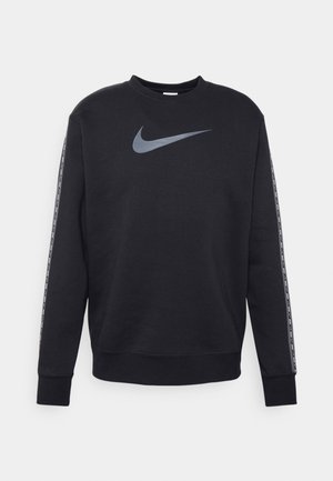 Sudadera negra de manga larga con el logotipo gris de Nike en el pecho y una franja de marca a lo largo de cada manga, cuello redondo y puños acanalados.