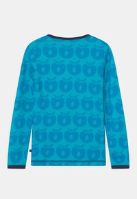 Camisola de mangas longas em algodão azul brilhante com um padrão de maçãs repetido, decote arredondado em marinho e detalhe de bainha costurada.