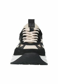Baskets de sport avec une tige en maille beige, accents en daim noir, semelle extérieure noire, et lacets beiges avec une languette en tissu et une tirette.