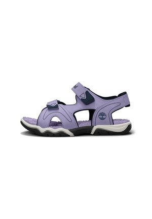Sandalias moradas con parte superior sintética con diseños recortados, correas ajustables y plantilla texturizada. Suela negra para mayor tracción.