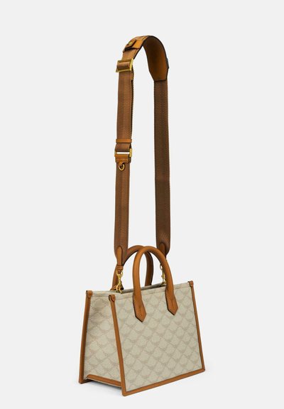 Sac à main en cuir brun et toile, de forme rectangulaire structurée, avec deux poignées et une bandoulière détachable. Design ouvert avec une texture à motifs.