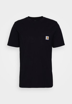 Camiseta de algodón negra con mangas cortas, cuello redondo y un bolsillo en el pecho que presenta un pequeño parche de logo cuadrado. Diseño simple y sólido.
