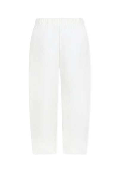 Pantaloni bianchi a vita elastica, tagliati, realizzati in un tessuto liscio. Design semplice, senza tasche visibili o decorazioni.