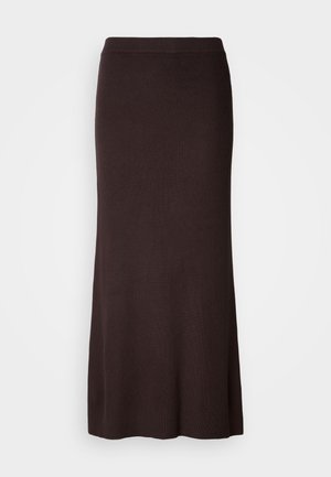 Σκούρο καφέ ριγωτή πλεκτή φούστα μήκους ποδιού, με ψηλή μέση, τοποθετημένη σε άσπρο φόντο.