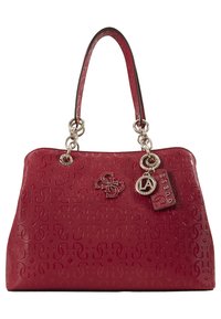 Sac à main rouge texturé avec une surface lisse, présentant des motifs de logo en relief, un accent en chaîne argentée et un porte-clés amovible.