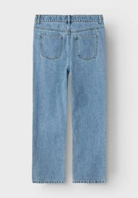 Jeans in denim azzurro chiaro con taglio dritto, dotati di una vita e due tasche posteriori. Il tessuto ha una texture morbida e cuciture visibili.