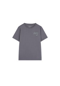 Camiseta de algodón gris con mangas cortas, escote redondo y un pequeño logo verde impreso en el lado izquierdo del pecho. Textura suave, diseño casual.