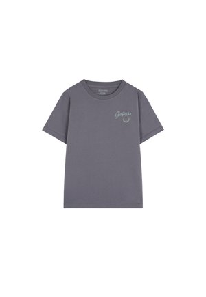 Camiseta de algodón gris con mangas cortas, escote redondo y un pequeño logo verde impreso en el lado izquierdo del pecho. Textura suave, diseño casual.