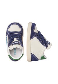 Sneakers per bambini in pelle crema con dettagli in suede blu. Presentano lacci in raso blu, suola in gomma e dettaglio verde sul tallone.