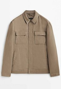 Veste décontractée marron clair à manches longues, col pointu, deux poches rabat poitrine et deux poches fendues latérales, posée à plat.