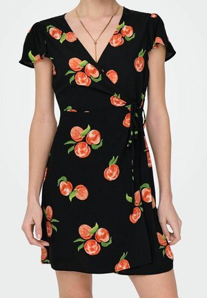 Schwarzes Wickelkleid mit kurzen Ärmeln, das leuchtend orange Pfirsichmuster zeigt und eine gebundene Taille hat, getragen mit einer zarten goldenen Halskette.