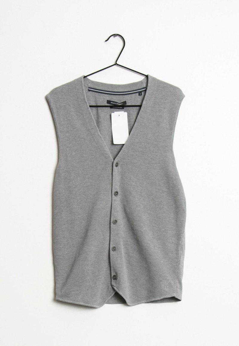 Grå stickad väst med V-ringning, ärmlös design, sex knappar framtill och en hängande etikett. Texturerat tyg.