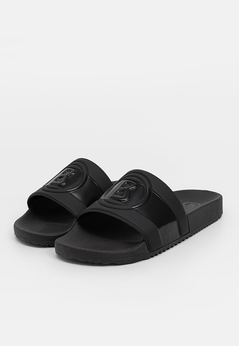 Schwarze Rutschsandalen mit breiten Riemen, die mit einem geprägten Logo, einem strukturierten Fußbett und einer flachen Gummisohle für Komfort und Haltbarkeit ausgestattet sind.