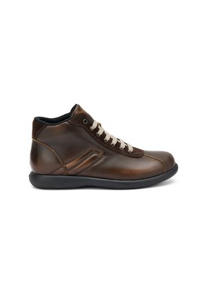 Scarpa alta in pelle marrone con lacci beige, punta tondeggiante, suola in gomma nera e sottili dettagli di design sui lati.