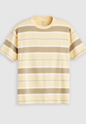 T-shirt à manches courtes et col rond avec des rayures horizontales beige, jaune clair, blanc et bleu clair sur un tissu texturé.