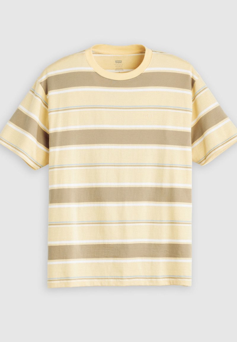T-shirt à manches courtes et col rond avec des rayures horizontales beige, jaune clair, blanc et bleu clair sur un tissu texturé.